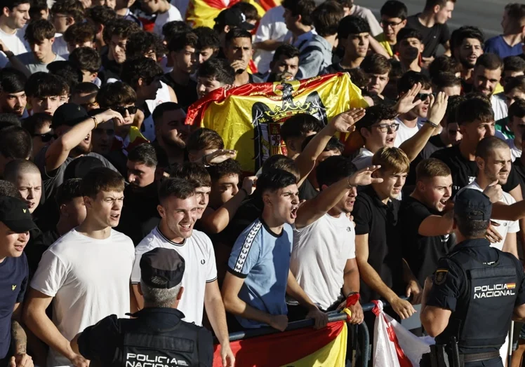 Bandera franquista exhibida por uno de los afines a Quiles antes de la llegada del periodista.